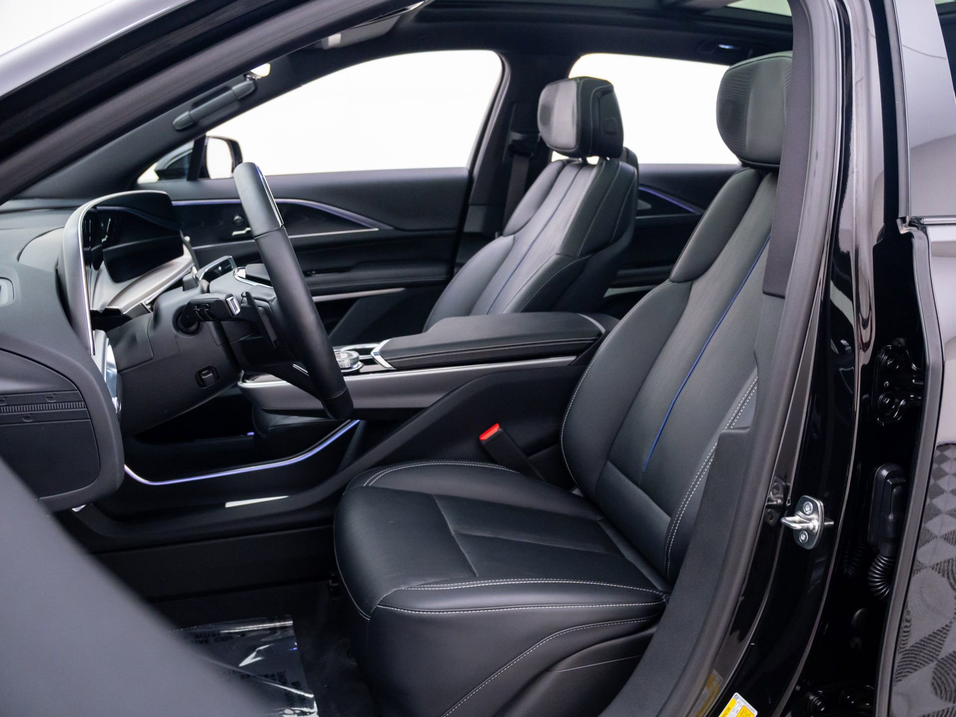 Used 2025 Cadillac Lyriq Luxury w/ LPO, Floor Liner Package image 20