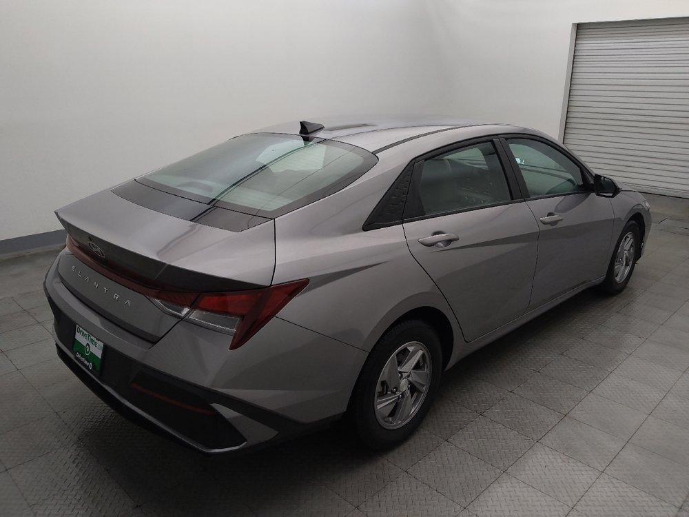 Used 2025 Hyundai Elantra SE FWD image 9
