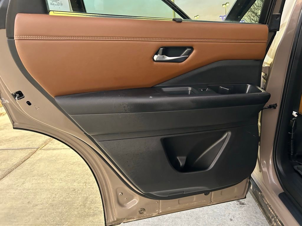 Used 2023 Nissan Pathfinder Platinum image 13