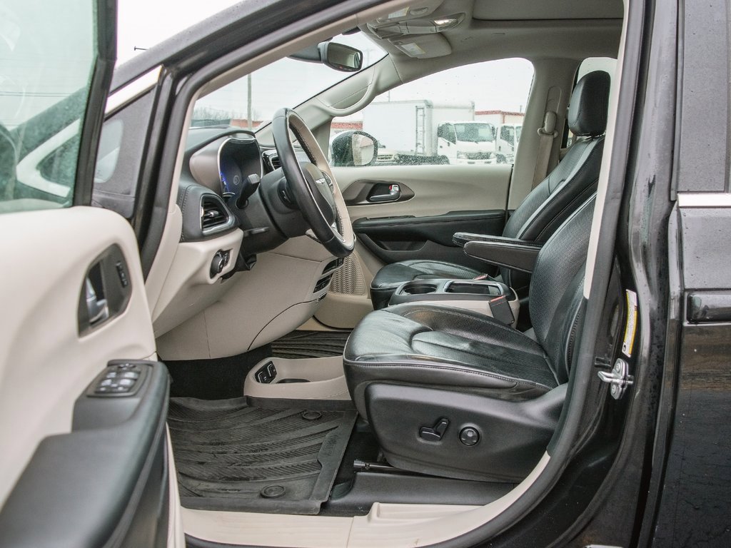 Used 2018 Chrysler Pacifica Limited image 31