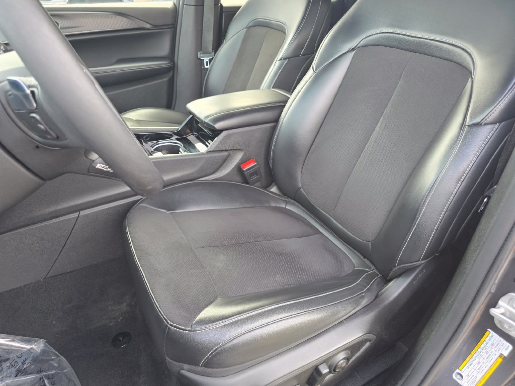 Used 2023 Jeep Grand Cherokee Altitude AWD/4WD image 23