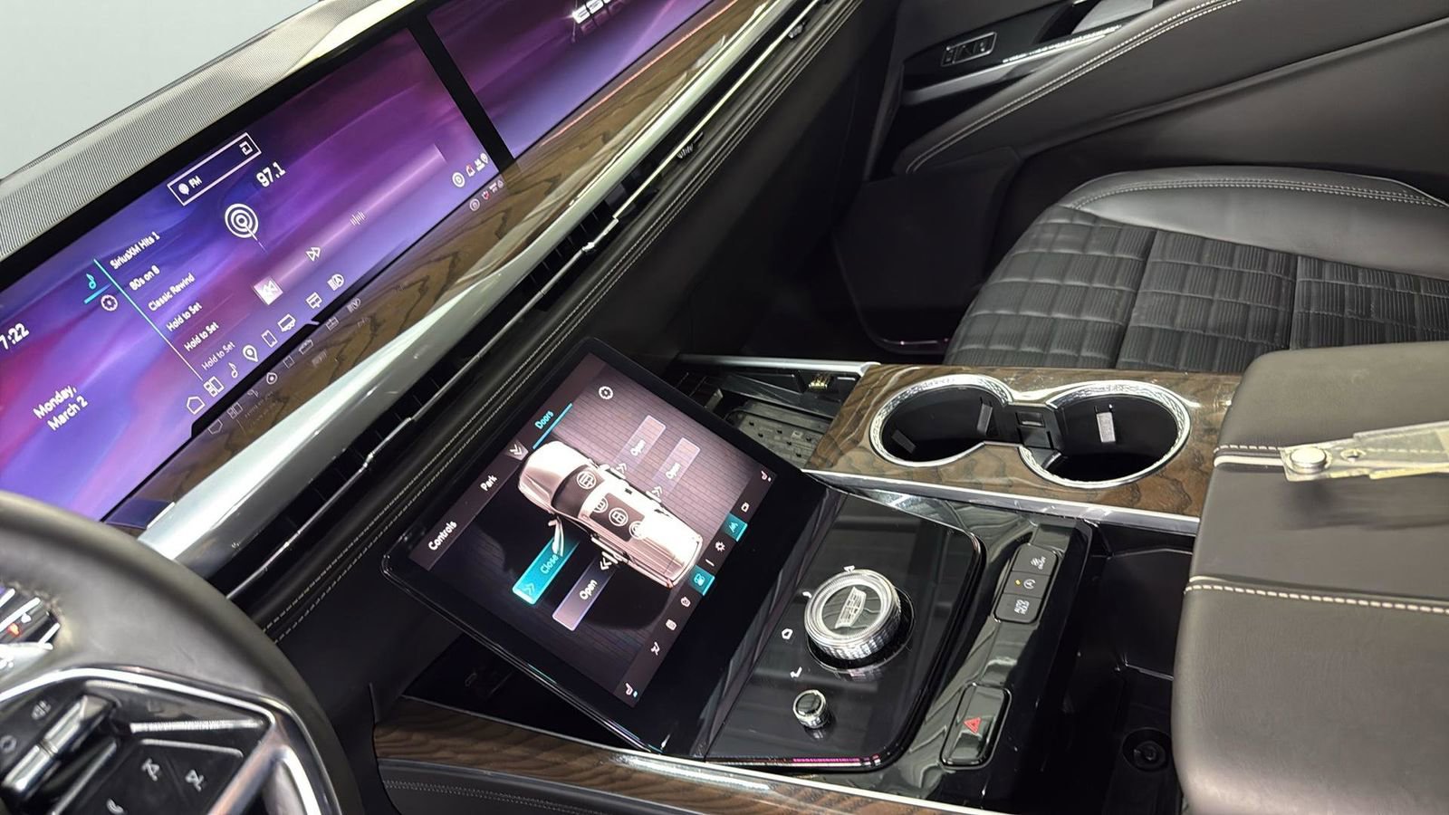 Used 2025 Cadillac Escalade Sport Platinum w/ LPO, ONYX Package image 21