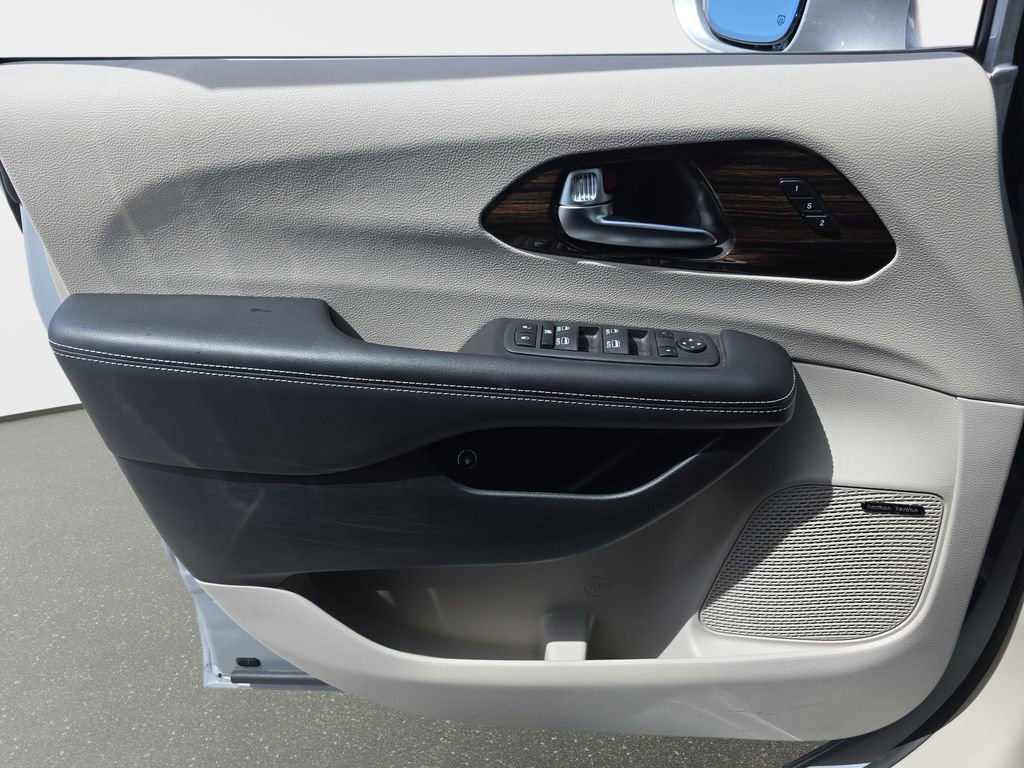 Used 2022 Chrysler Pacifica Limited FWD image 31