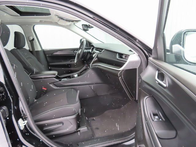 Used 2023 Jeep Grand Cherokee Laredo image 25