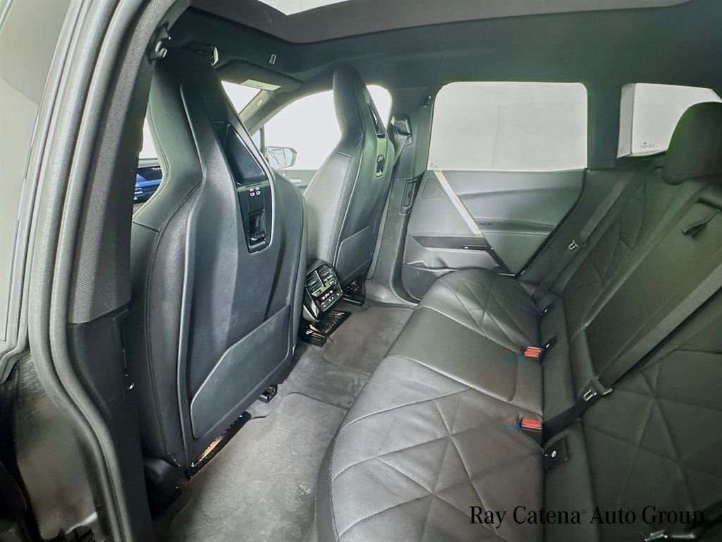 Used 2023 BMW iX xDrive50 w/ Sport Package AWD/4WD image 21