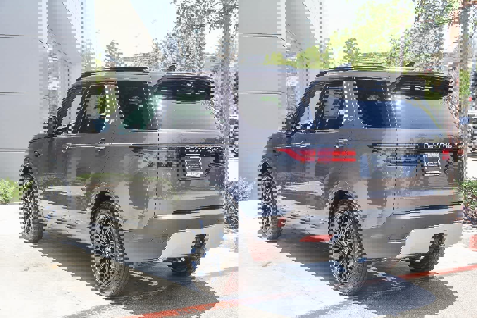 New 2025 Land Rover Discovery S image 4