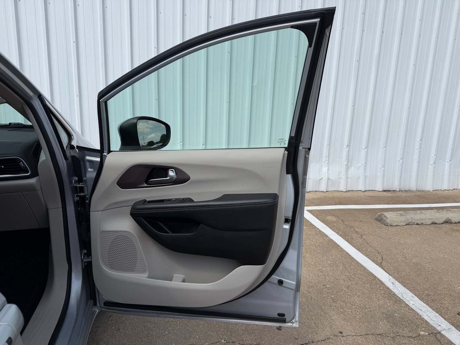 Used 2023 Chrysler Voyager LX FWD image 27