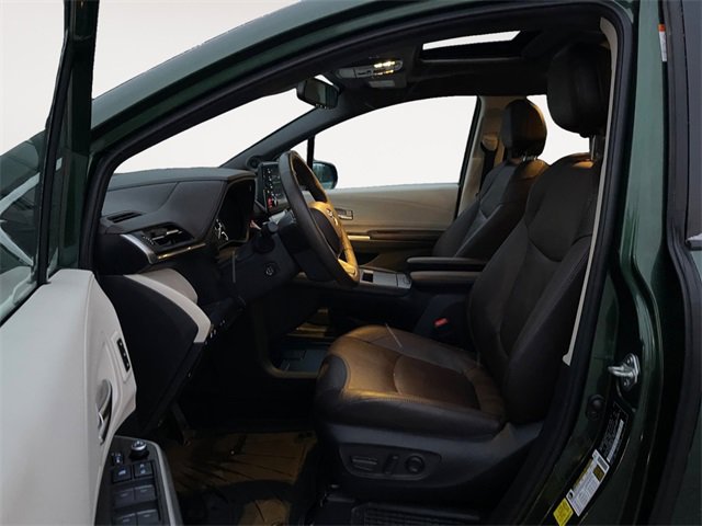 Used 2021 Toyota Sienna Platinum image 9