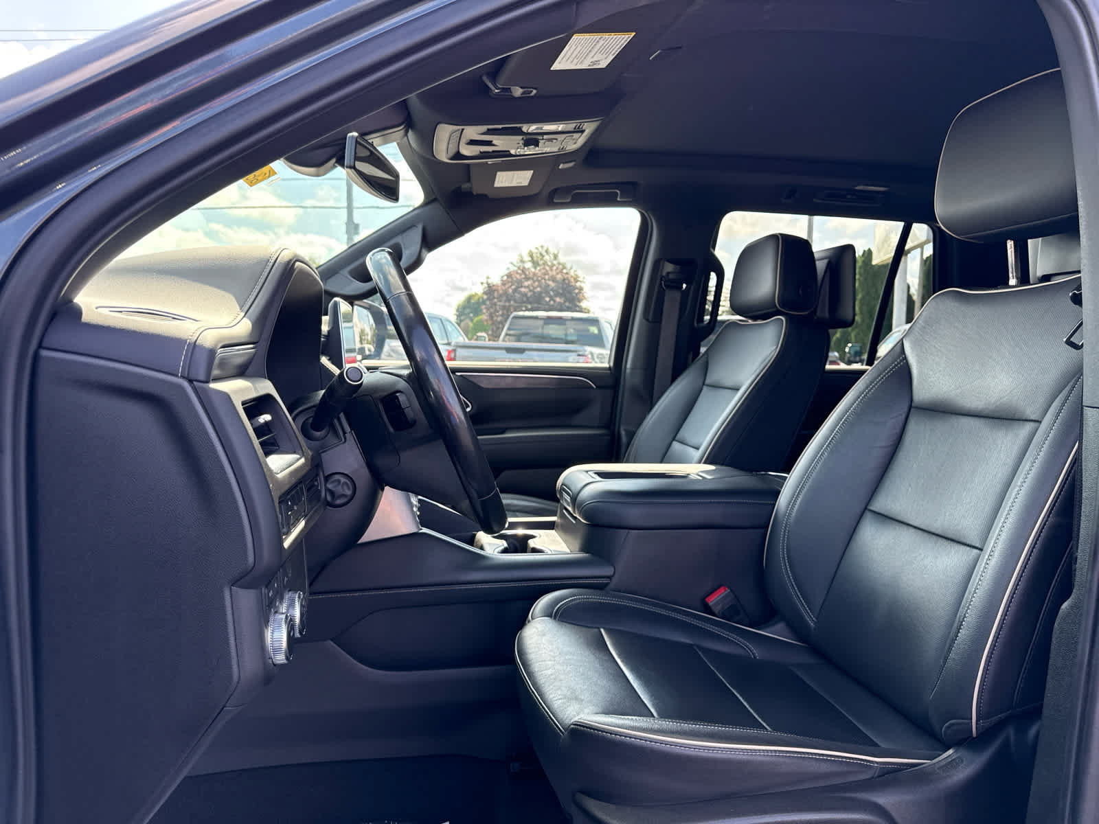 Certified 2021 GMC Yukon SLT w/ SLT Premium Package AWD/4WD image 11