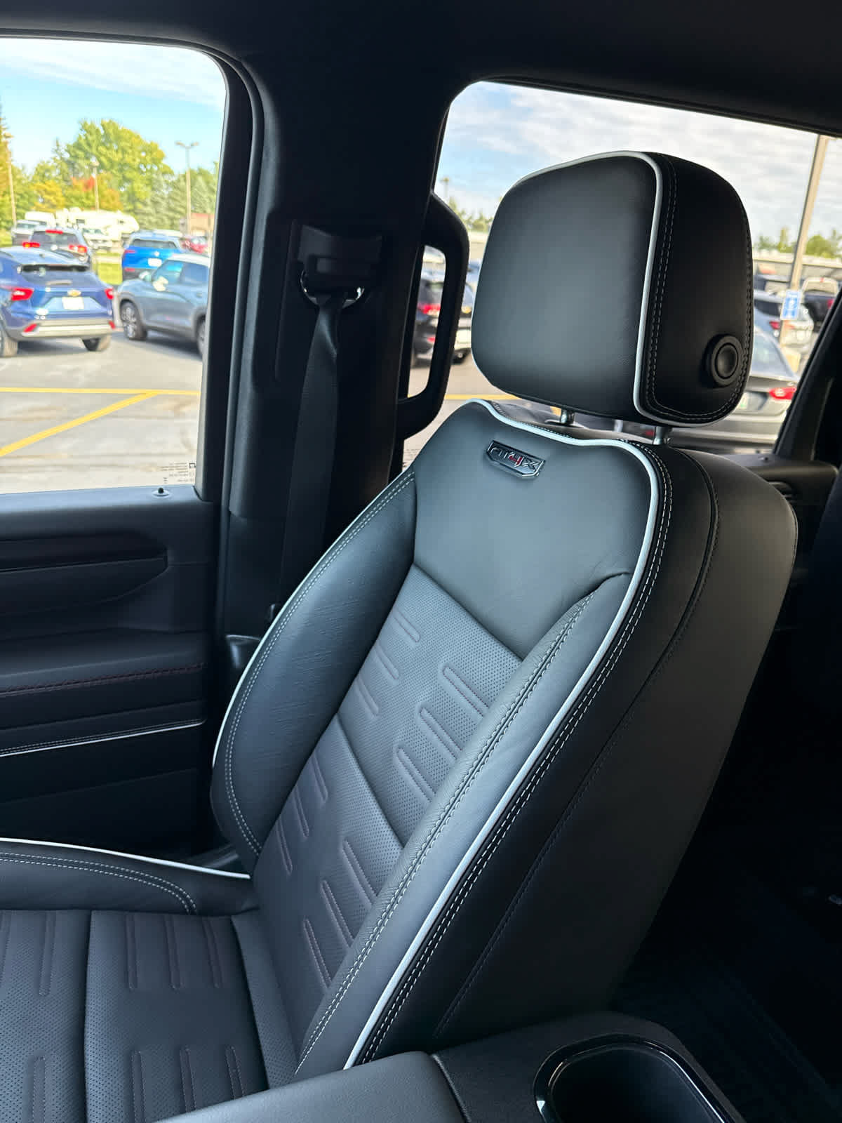 Used 2026 GMC Sierra 2500 AT4X w/ LPO, Black Badging Package AWD/4WD image 34