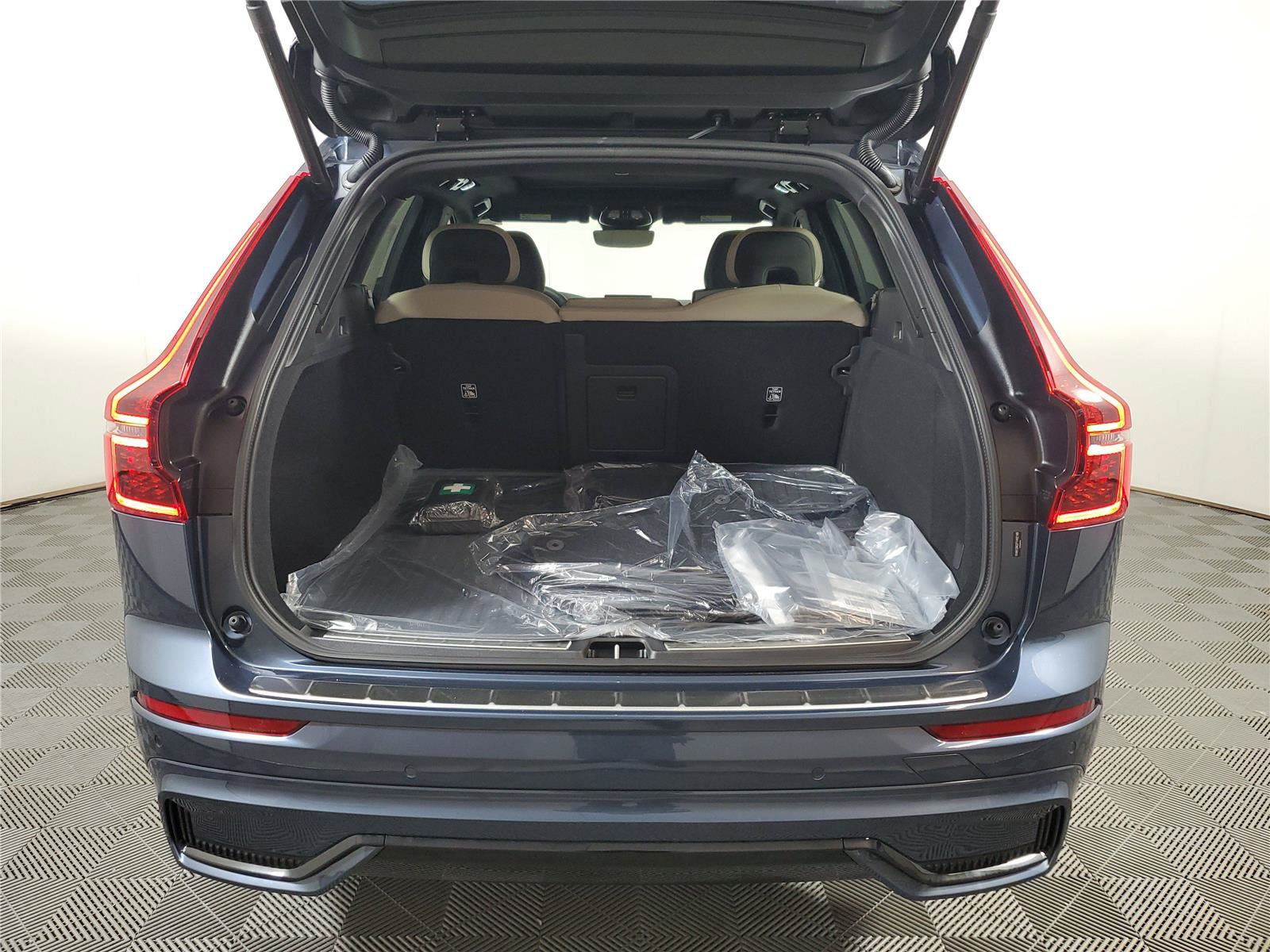 New 2026 Volvo XC60 B5 Plus w/ Protection Package Premier AWD/4WD image 9