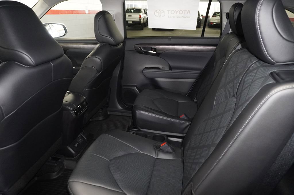 New 2026 Toyota Highlander Platinum image 10
