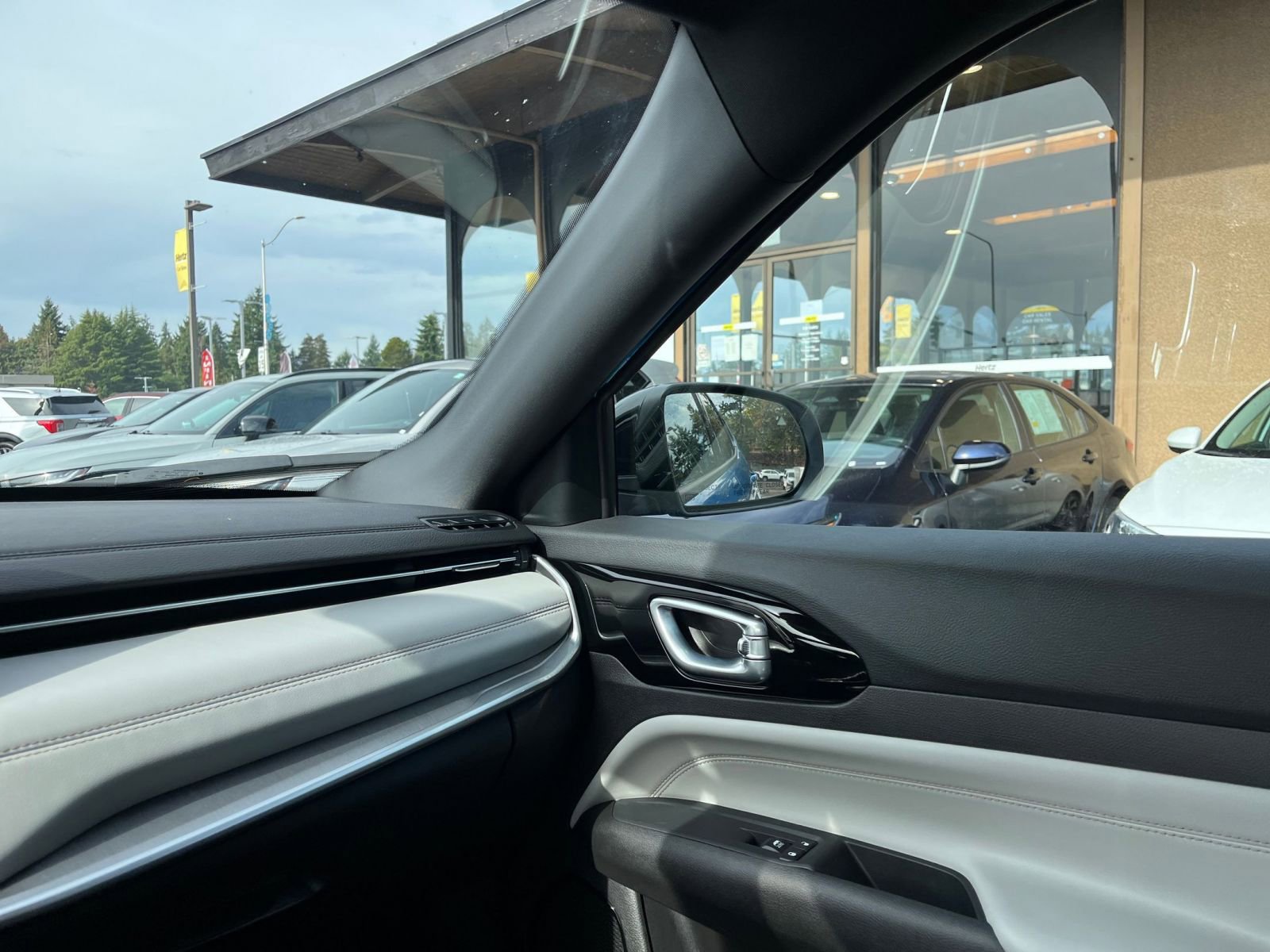 Used 2025 Jeep Compass Limited image 35