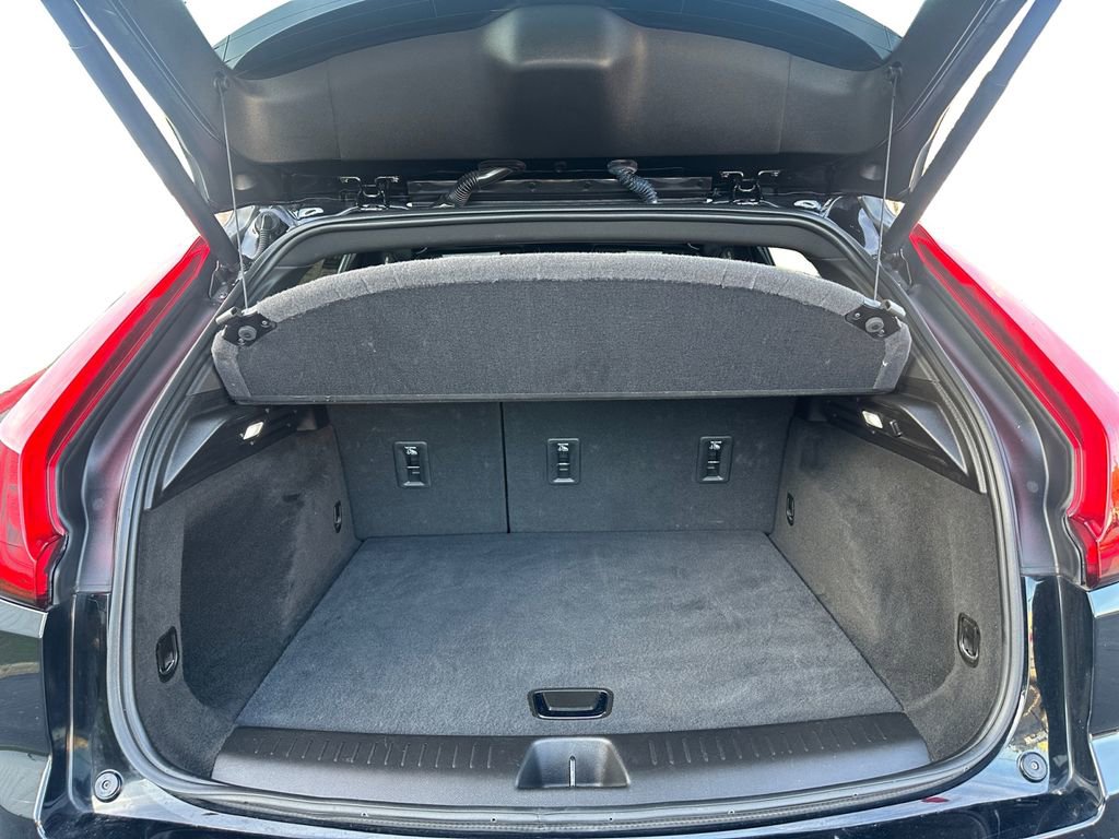 Used 2022 Cadillac XT4 Premium Luxury w/ Enhanced Visibility Package image 19