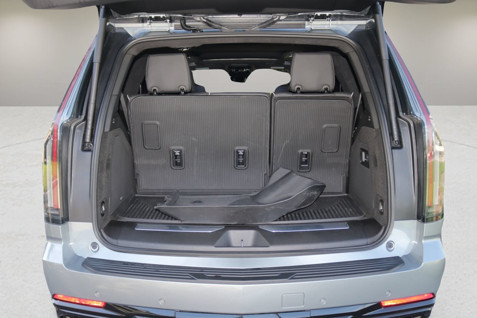Certified 2025 Cadillac Escalade V w/ LPO, ONYX Package AWD/4WD image 16