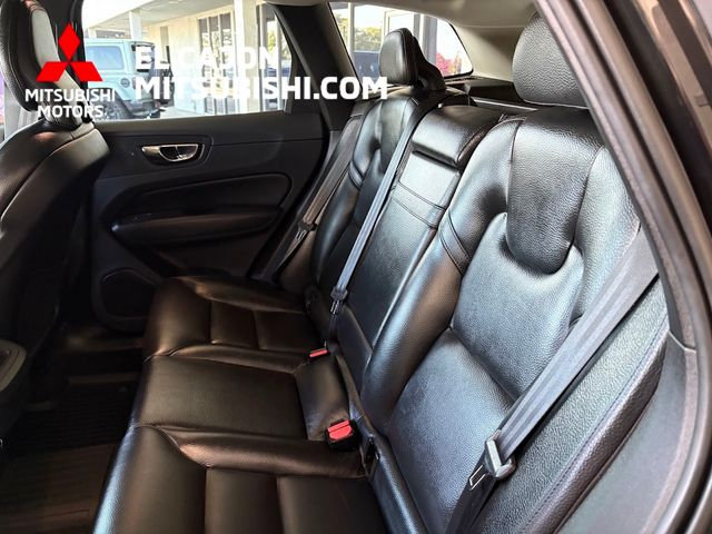 Used 2019 Volvo XC60 T5 Momentum w/ Multimedia Package AWD/4WD image 12