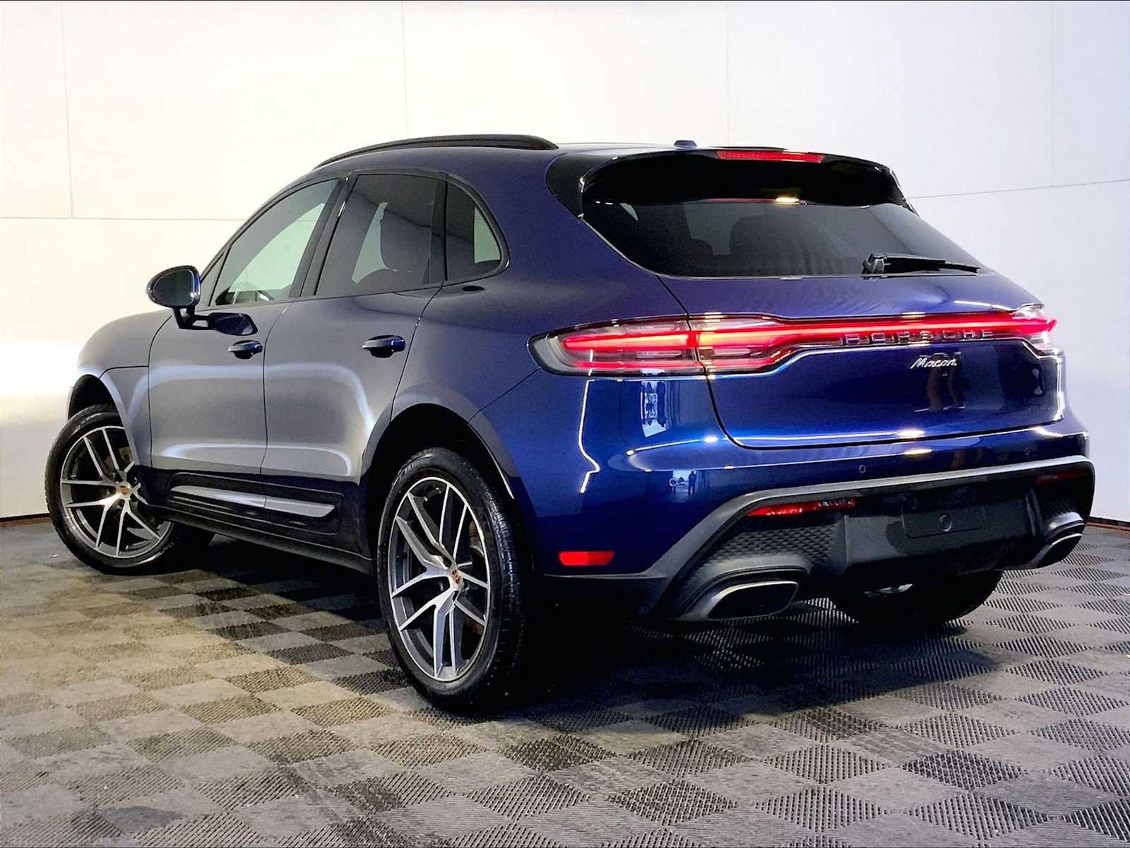 Certified 2025 Porsche Macan image 3
