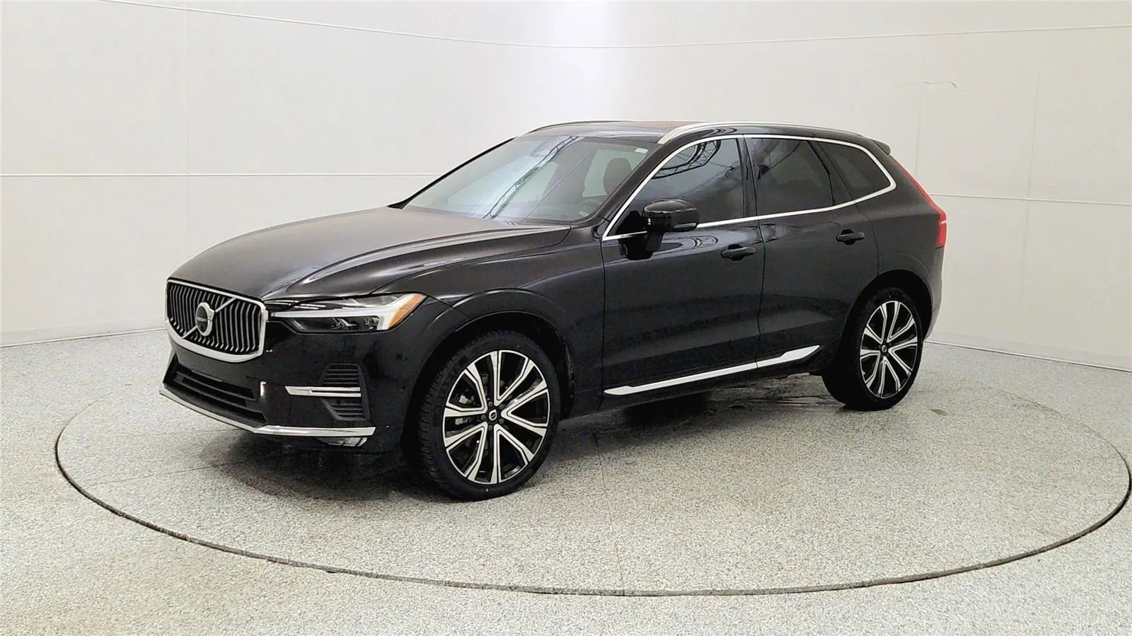 Used 2023 Volvo XC60 B5 Ultimate w/ Climate Package image 3