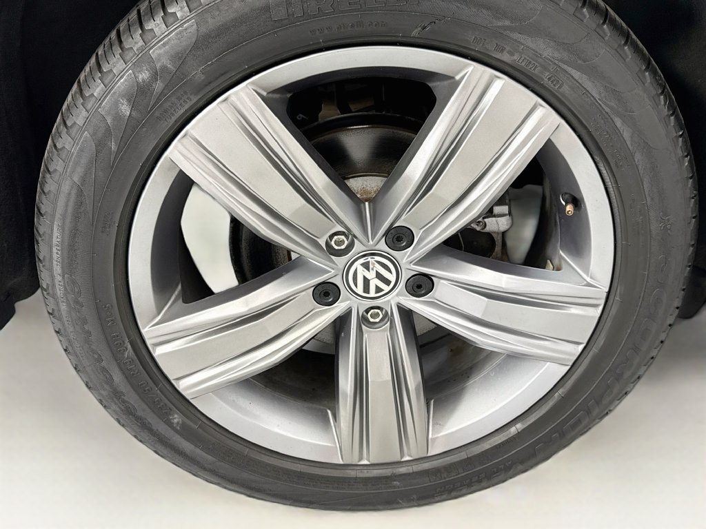 Used 2021 Volkswagen Tiguan SEL FWD image 32