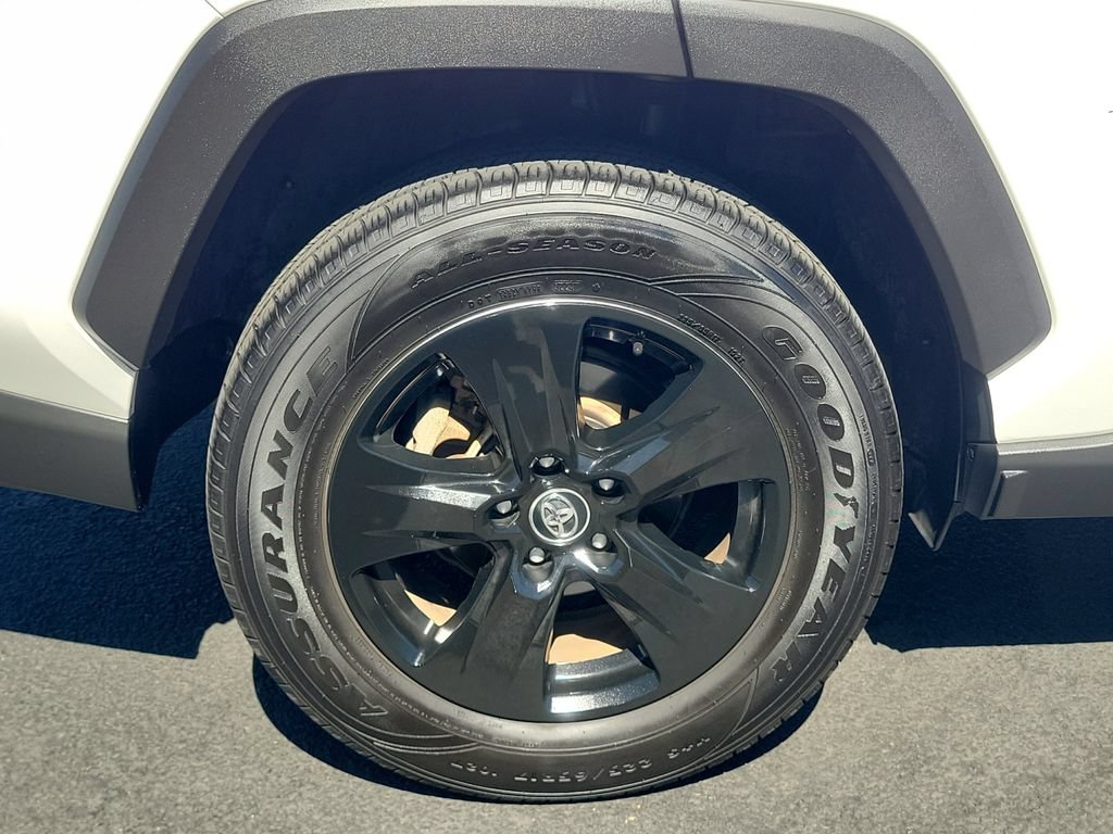 Used 2019 Toyota RAV4 XLE w/ Convenience Package FWD image 9