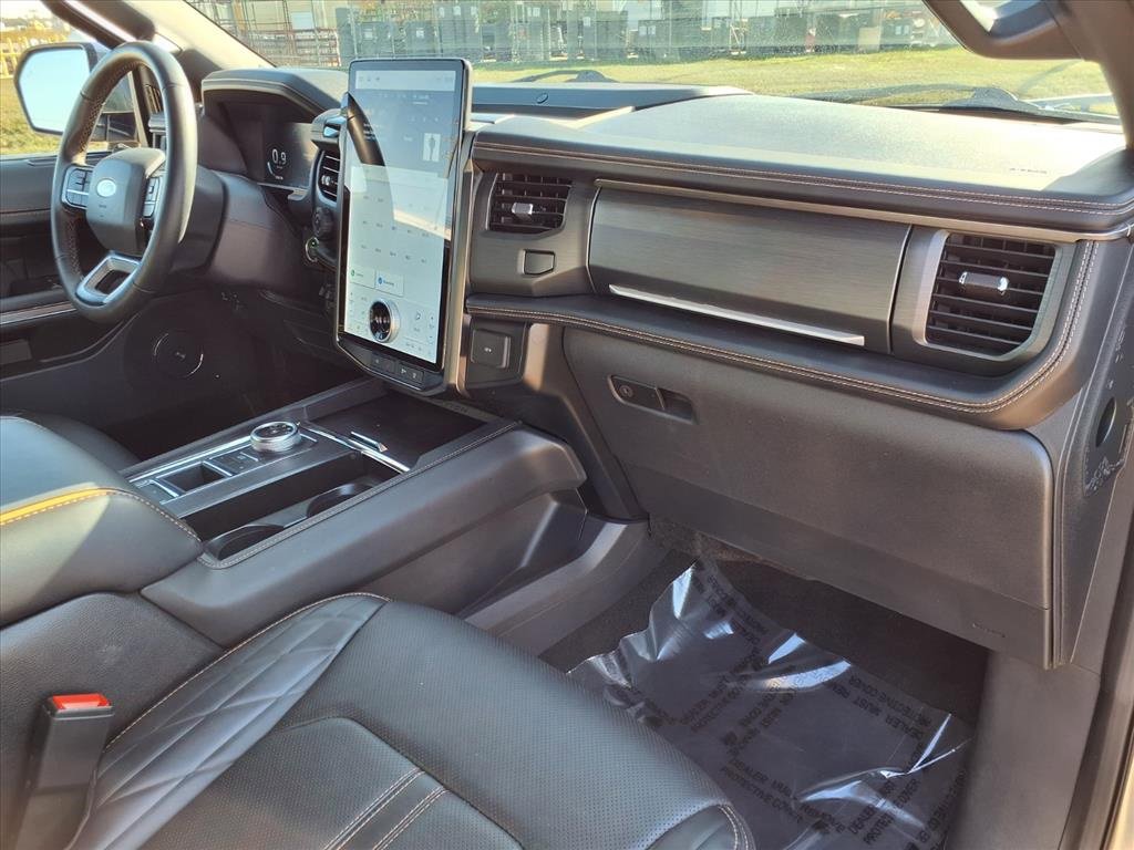 Used 2024 Ford Expedition Platinum image 29