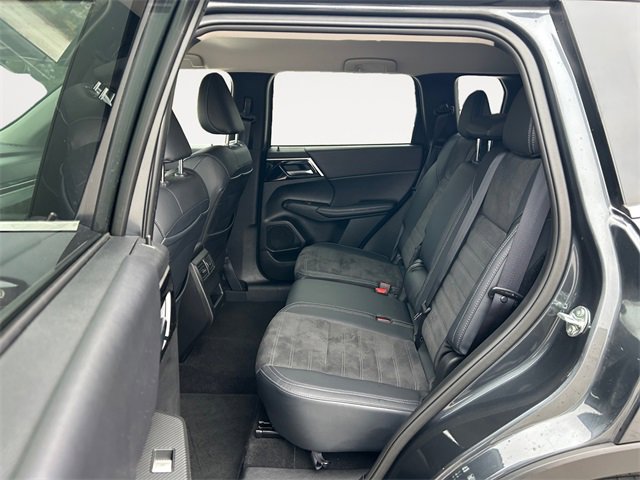 Used 2024 Mitsubishi Outlander SE image 13