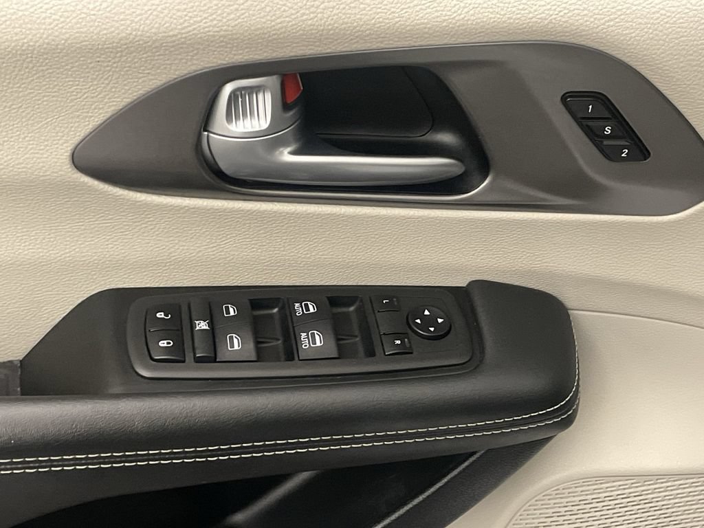 Used 2024 Chrysler Pacifica Touring-L FWD image 16