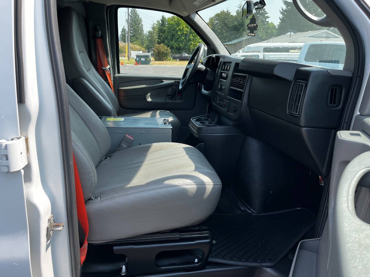 Used 2015 Chevrolet Express 2500 RWD image 16