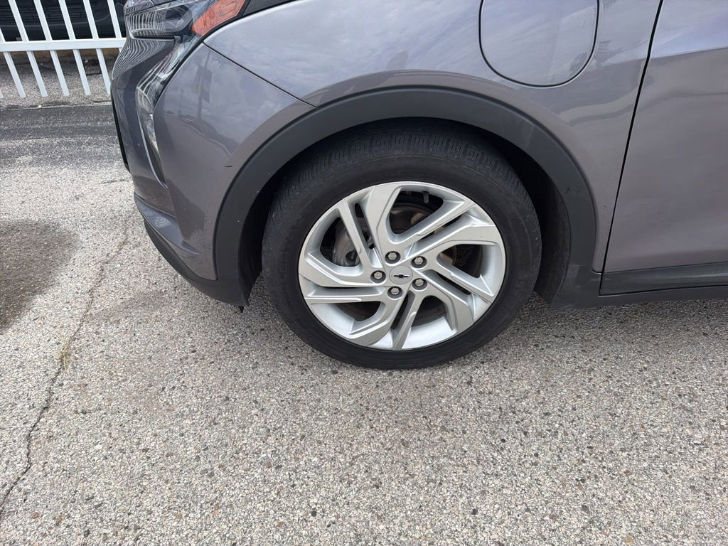 Used 2023 Chevrolet Bolt LT w/ Driver Confidence Package FWD image 3