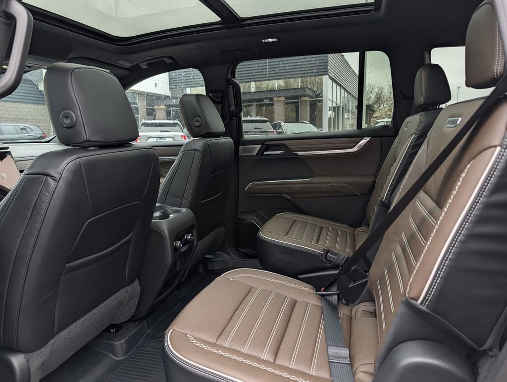 New 2026 GMC Acadia Denali Ultimate w/ LPO, Floor Liner Package AWD/4WD image 33