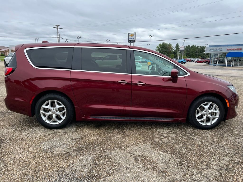Used 2020 Chrysler Pacifica Touring w/ Tire & Wheel Group FWD image 4