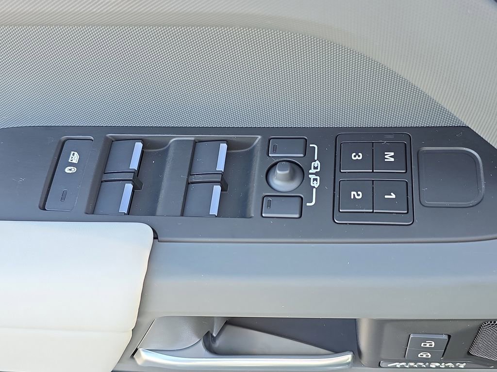 New 2026 Land Rover Defender 110 X-Dynamic SE image 28
