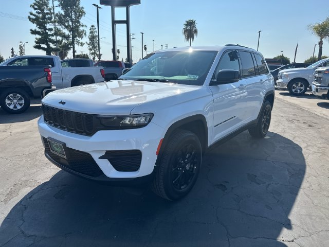 Used 2024 Jeep Grand Cherokee Altitude AWD/4WD image 3
