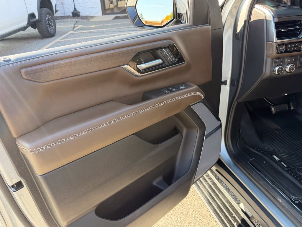 Used 2025 GMC Yukon XL Denali Ultimate AWD/4WD image 28