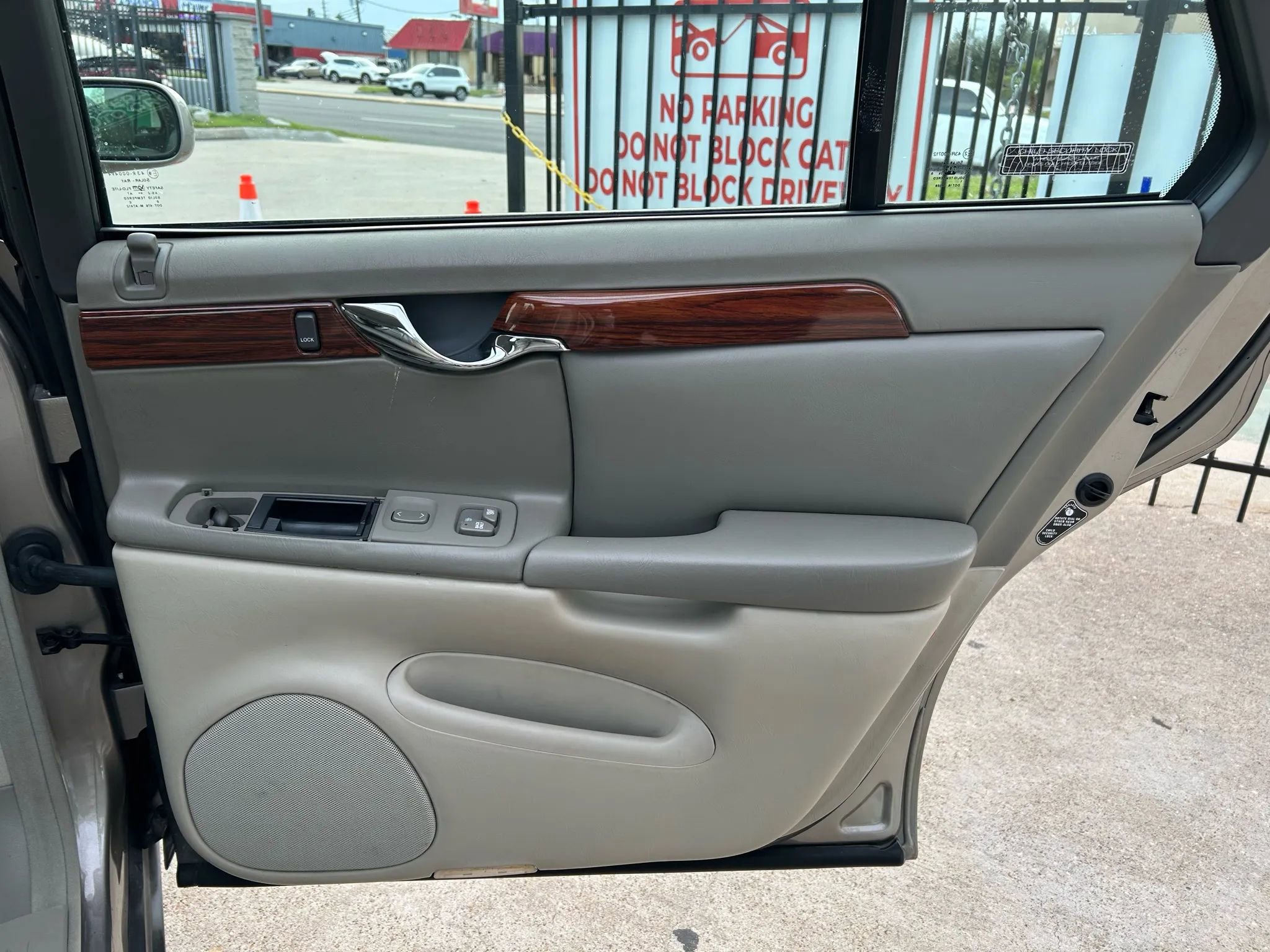 Used 2000 Cadillac De Ville Sedan w/ Comfort/Convenience Pkg FWD image 16
