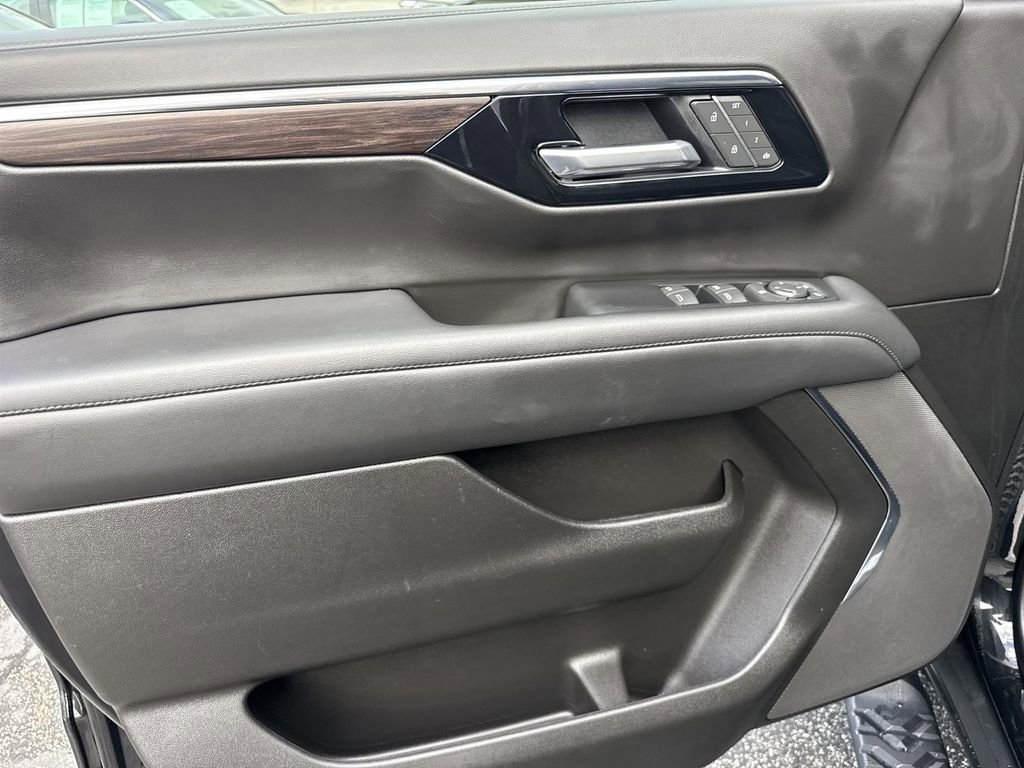 Used 2025 Chevrolet Suburban Z71 image 19