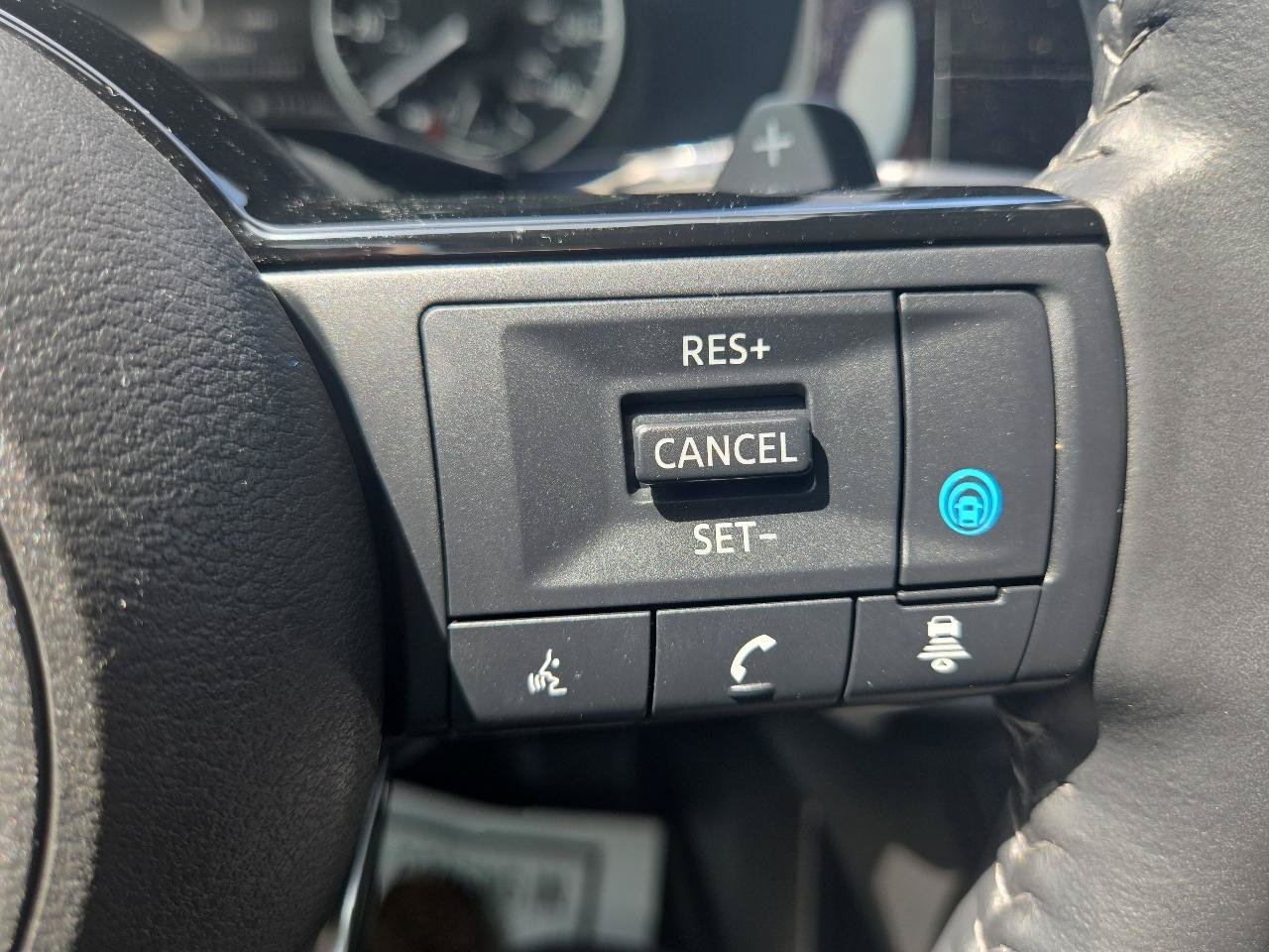 Used 2023 Nissan Pathfinder SL w/ Black Appearance Package AWD/4WD image 17
