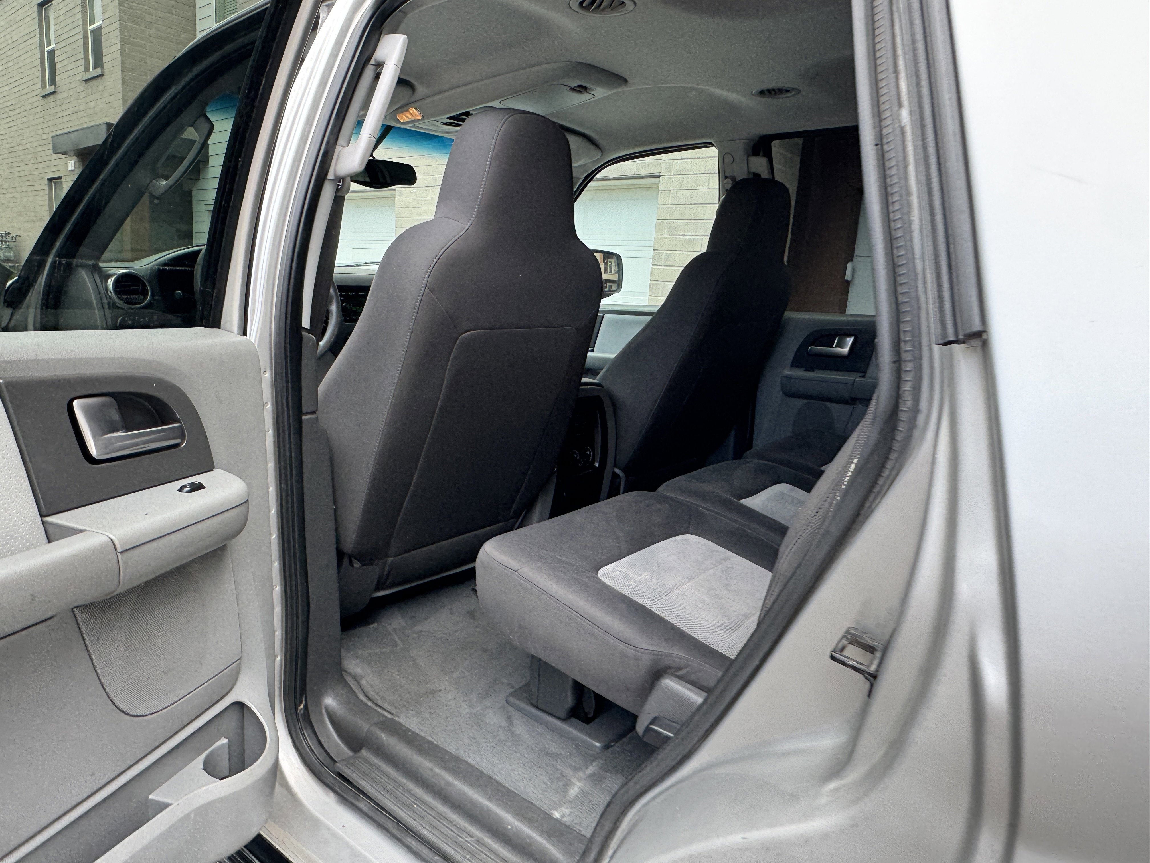 Used 2004 Ford Expedition XLT AWD/4WD image 25