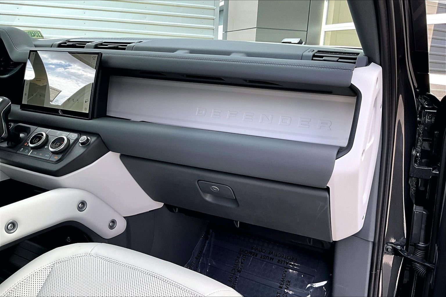 Used 2025 Land Rover Defender 110 S image 16