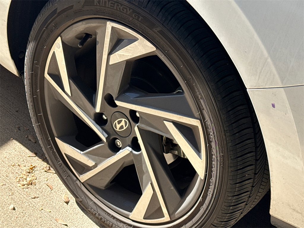 Used 2025 Hyundai Elantra Limited image 10