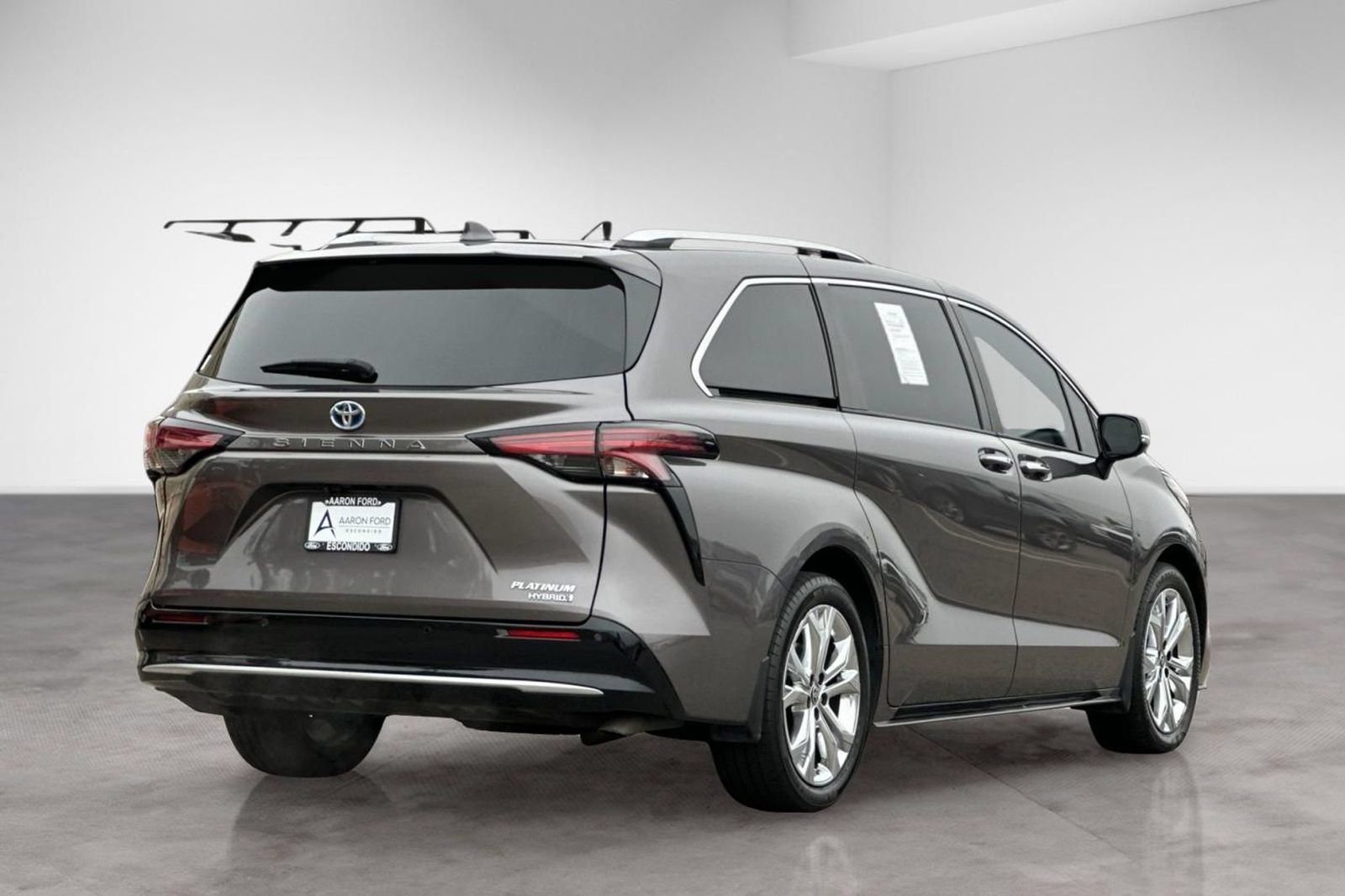 Used 2023 Toyota Sienna Platinum FWD image 5