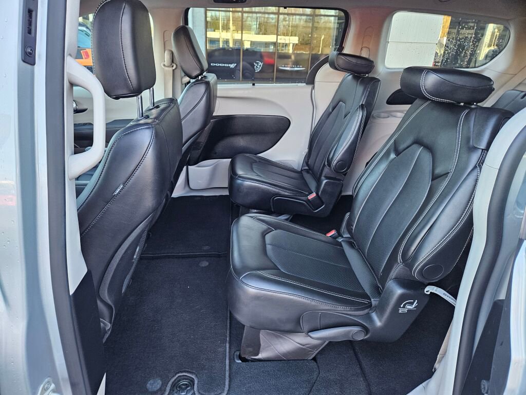 Used 2024 Chrysler Pacifica Touring-L image 16