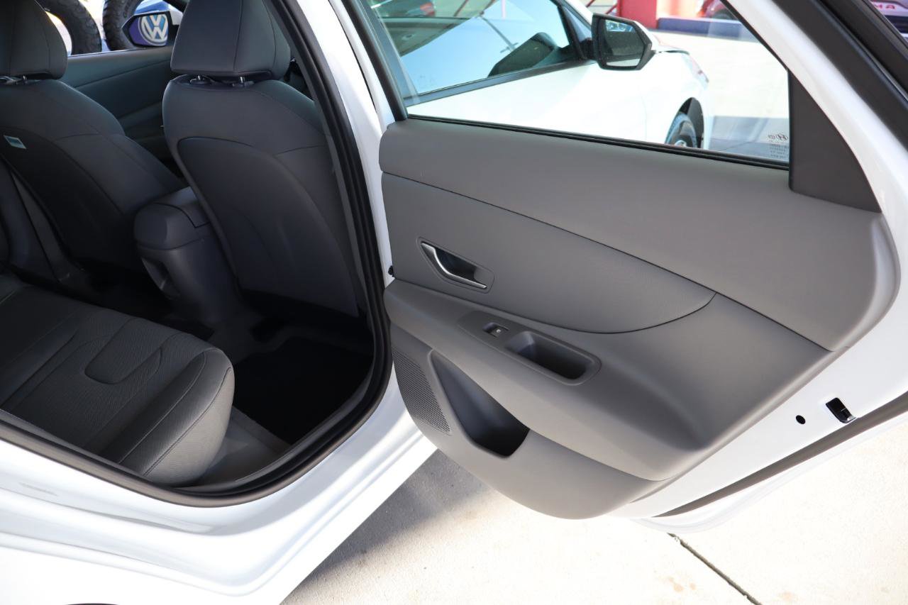 Used 2025 Hyundai Elantra SE image 33