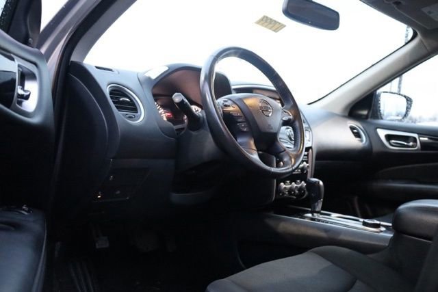 Used 2019 Nissan Pathfinder SV image 15
