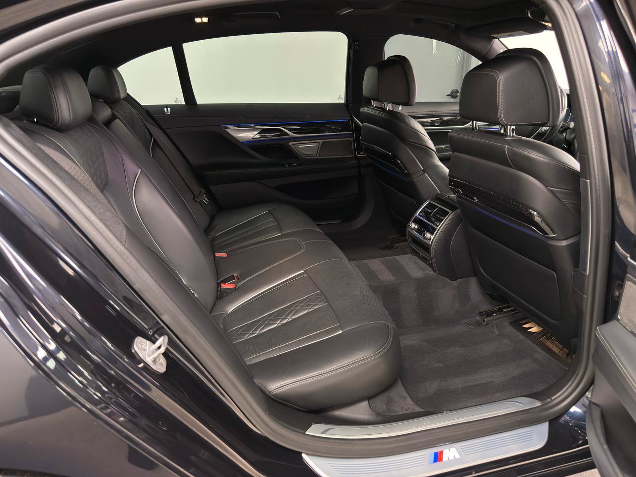 Used 2019 BMW 750i xDrive w/ M Sport Package AWD/4WD image 31