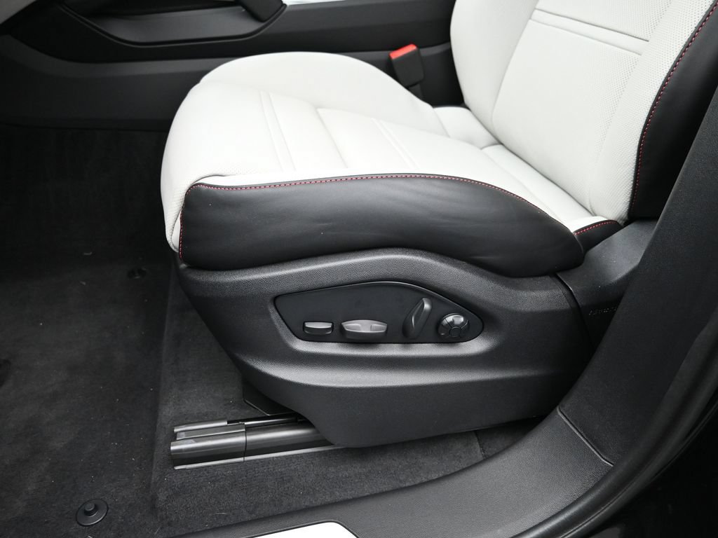 Certified 2026 Porsche Cayenne AWD/4WD image 13