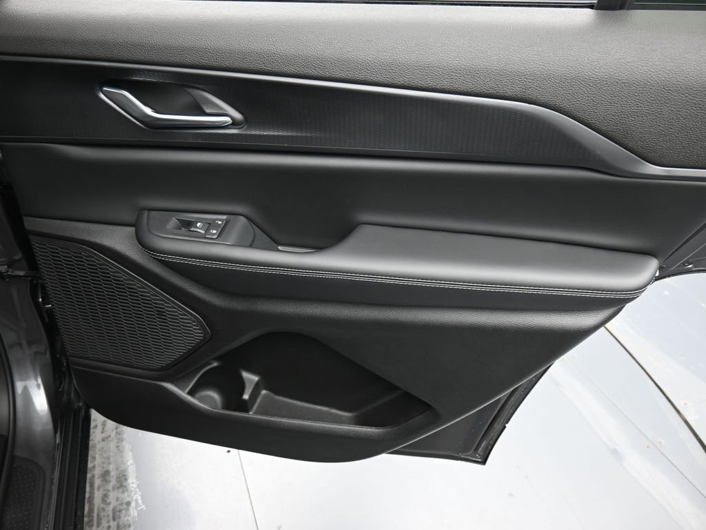 New 2025 Jeep Grand Cherokee L Altitude image 16