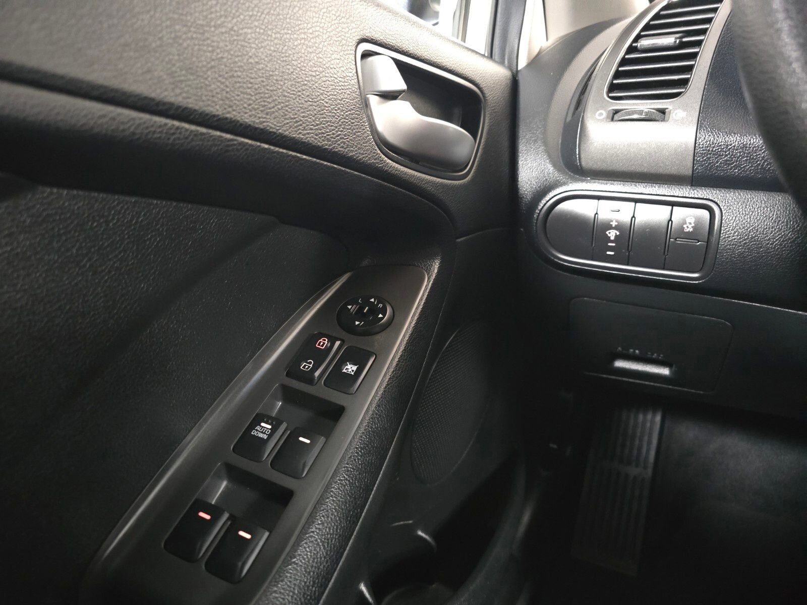 Used 2017 Kia Forte LX image 29