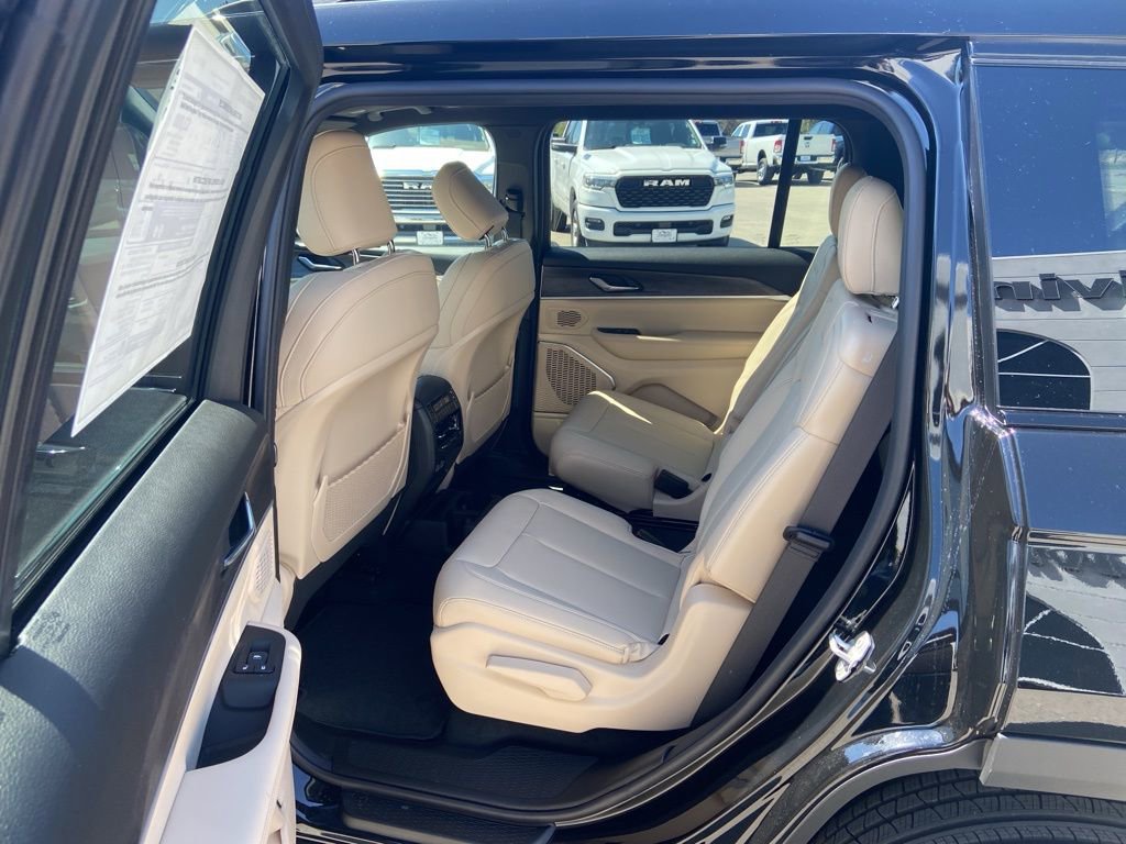 New 2025 Jeep Grand Cherokee L Limited w/ Black Appearance Package image 15