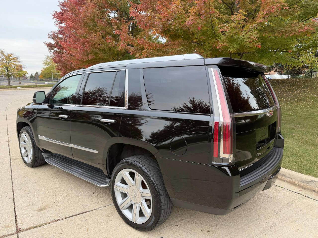 Used 2015 Cadillac Escalade Luxury image 4